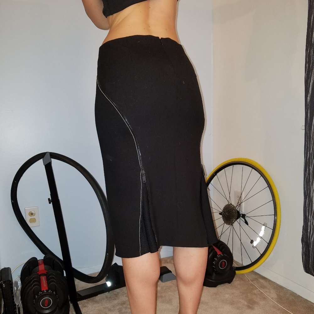 AMAZING ALMOST NEW ELIE TAHARI Black Zip Skirt